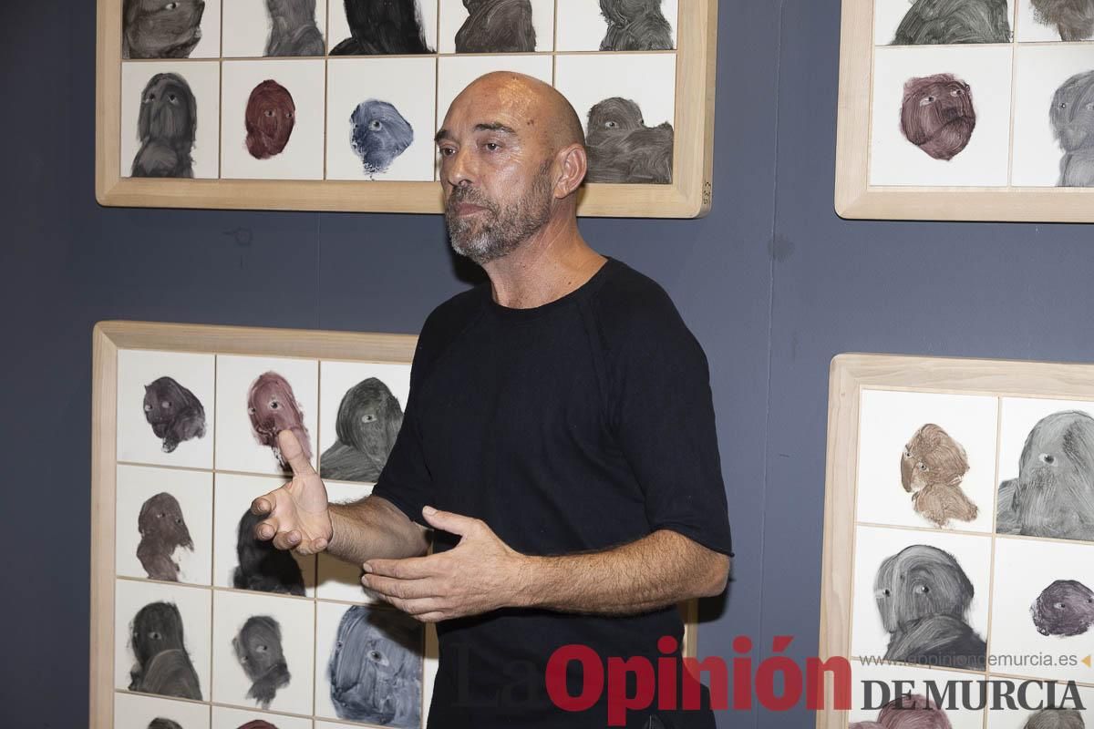 Así es la exposición 'Los Asomados' de Lidó Rico, que llega a Caravaca en su Año Jubilar