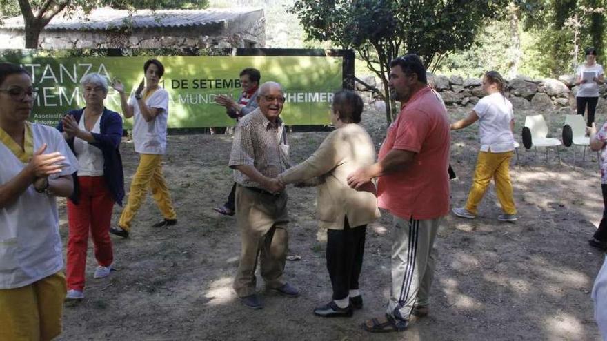 Usuarios de Afamo, ayer, ensayando la obra en la carballeira de San Martiño. // Santos Álvarez