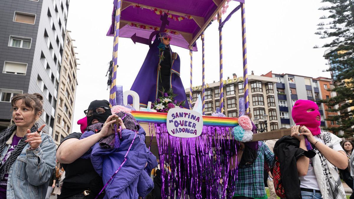 Varias personas llevan a la 'Santina Queer'.