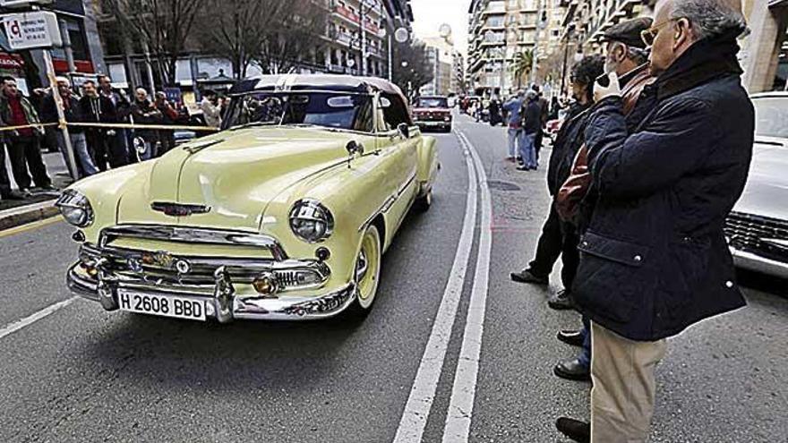 Un coche antiguo en una feria en Palma.