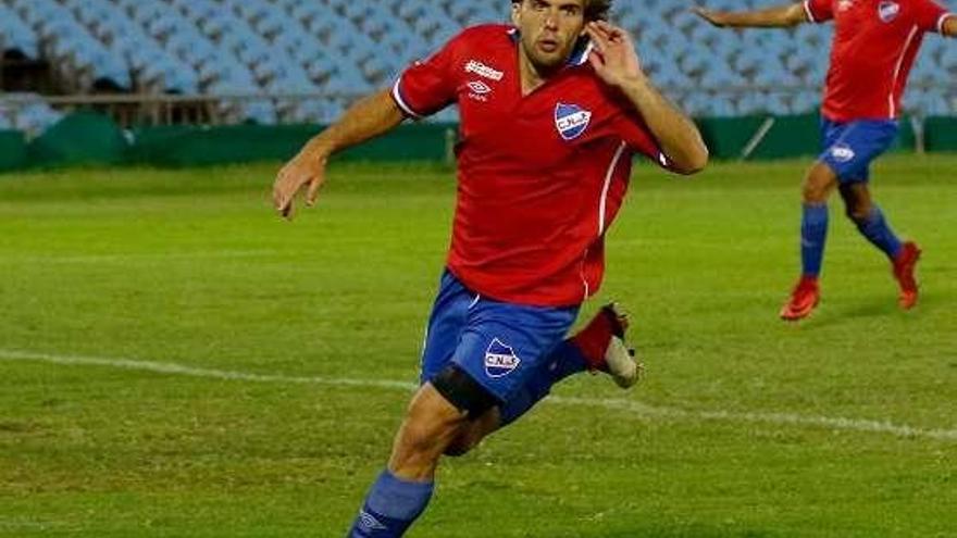 El delantero uruguayo Guillermo May celebra un gol.