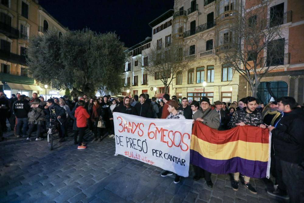 Unas 200 personas apoyan a Valtonyc en la plaza de Cort