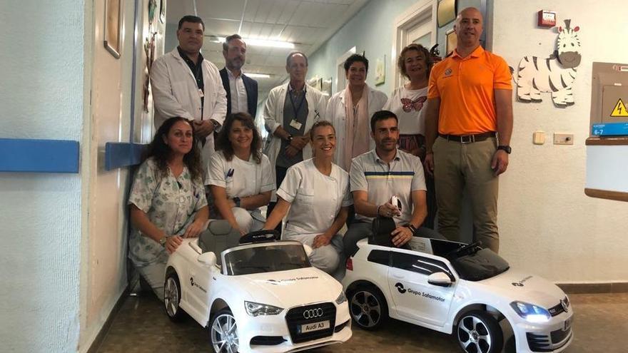 Presentación de los mini coches donados a la unidad de Pediatría del Hospital Costa del Sol.