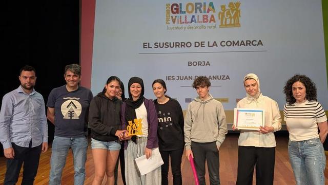 Alumnos del IES Juan de Lanuza junto a responsables de los premios Gloria Villalba y la Comarca Campo de Borja en la gala celebrada en Caspe.