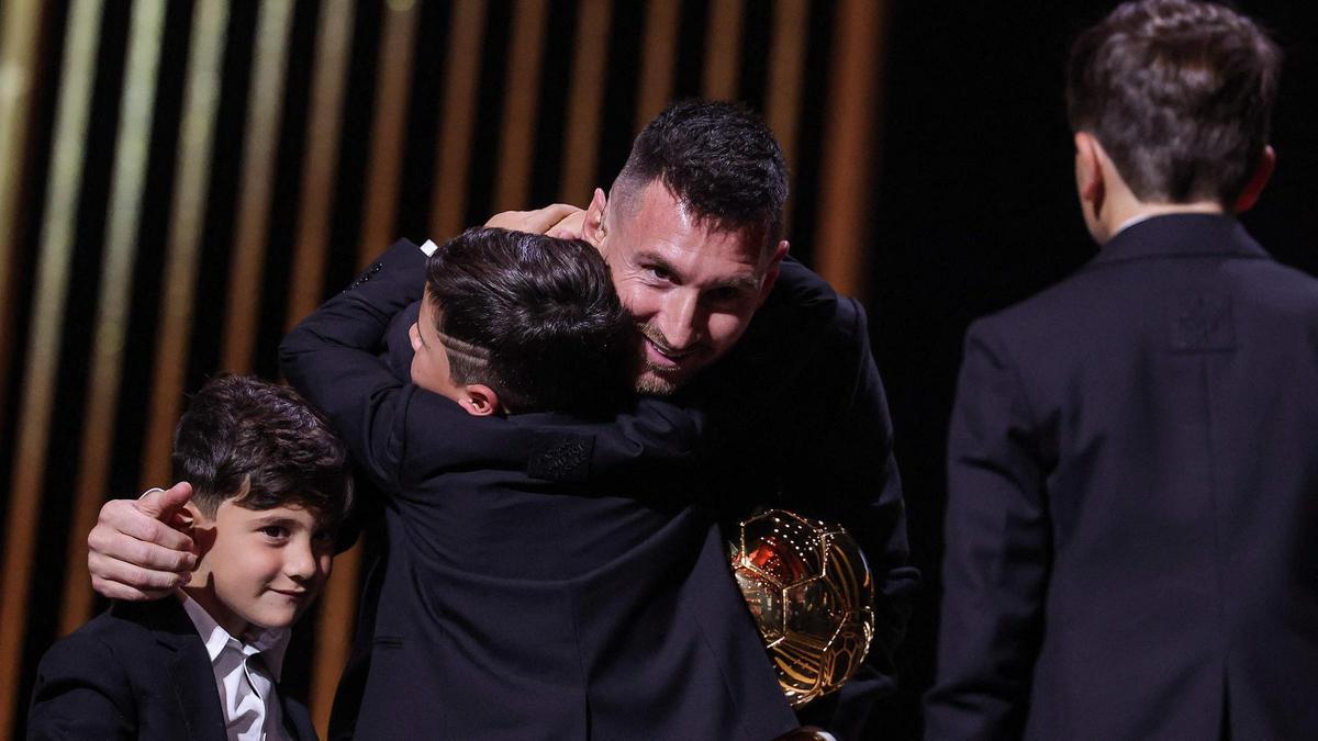 Messi recibe a sus hijos en el escenario en la gala.