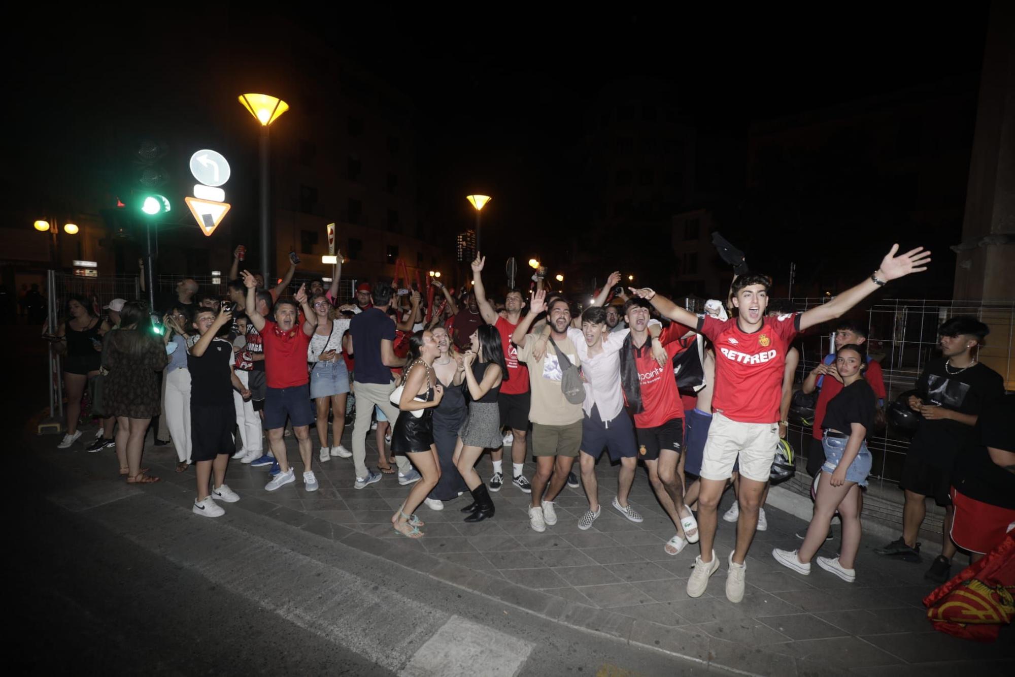 El Mallorca es de Primera: La euforia de la afición se desata en la plaza de las tortugas de Palma