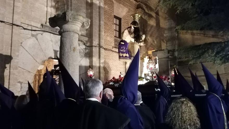 Toresanos admiran la imagen del Santo Ecce Homo en la salida del desfile del convento de Santa Clara. | M. J. C.