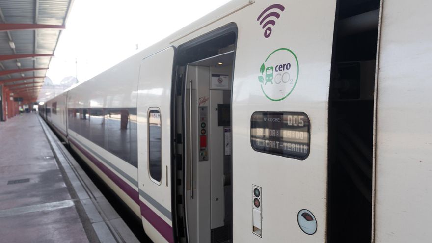 Un tren de Renfe en la estación de Chamartín-Clara Campoamor