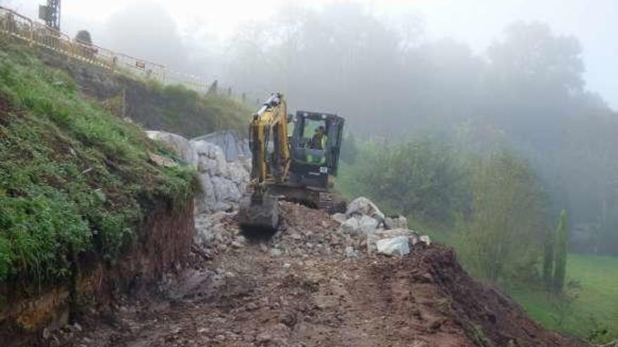 Obras de reparación de un argayo en la senda de la Viona, Lieres.