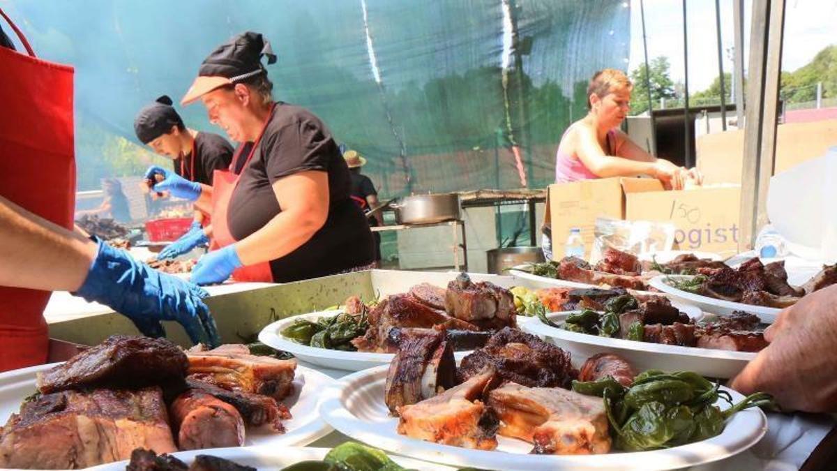 Preparación de las raciones en la pasada edición de la fiesta.