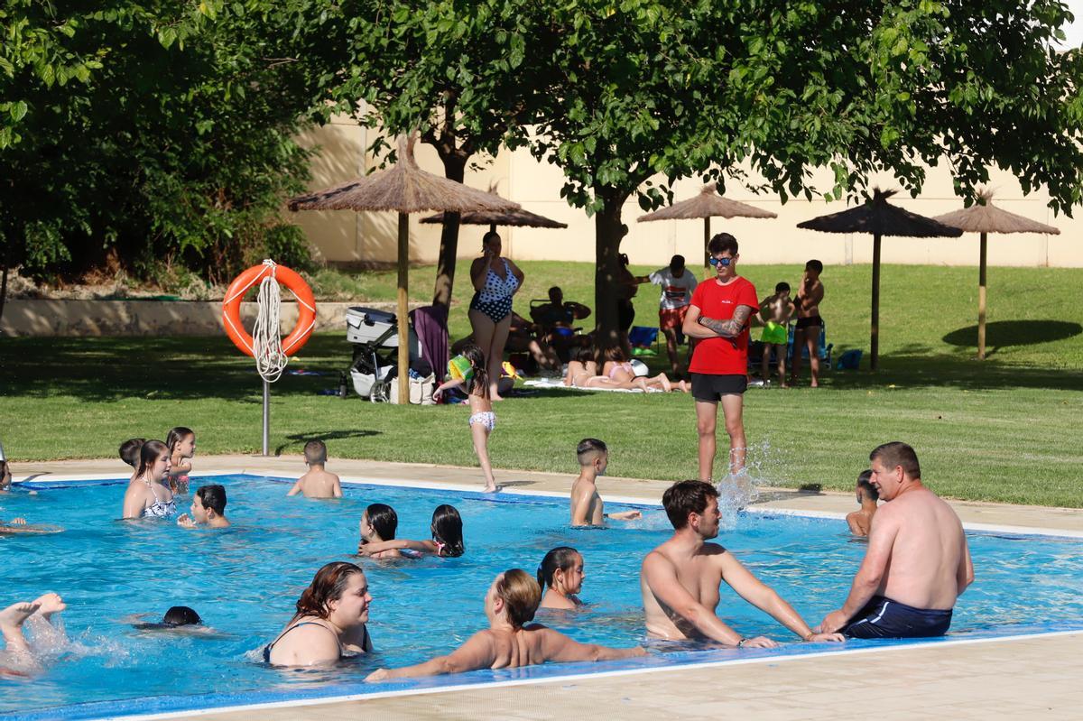 Córdoba habilitará zonas para topless en las piscinas municipales este verano.