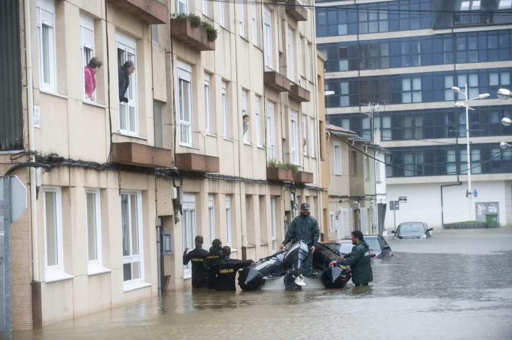 Evacuados en zodiac por las inundaciones en Sada