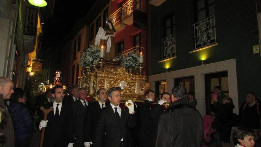 Vía crucis, descendimiento y procesión, hoy, en Llanes