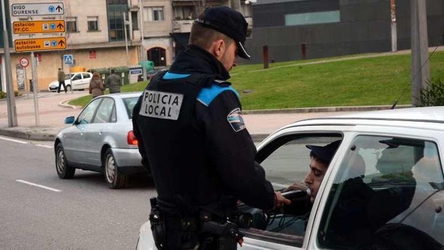 Un control de alcoholemia de la Policía Local. // Rafa Vázquez