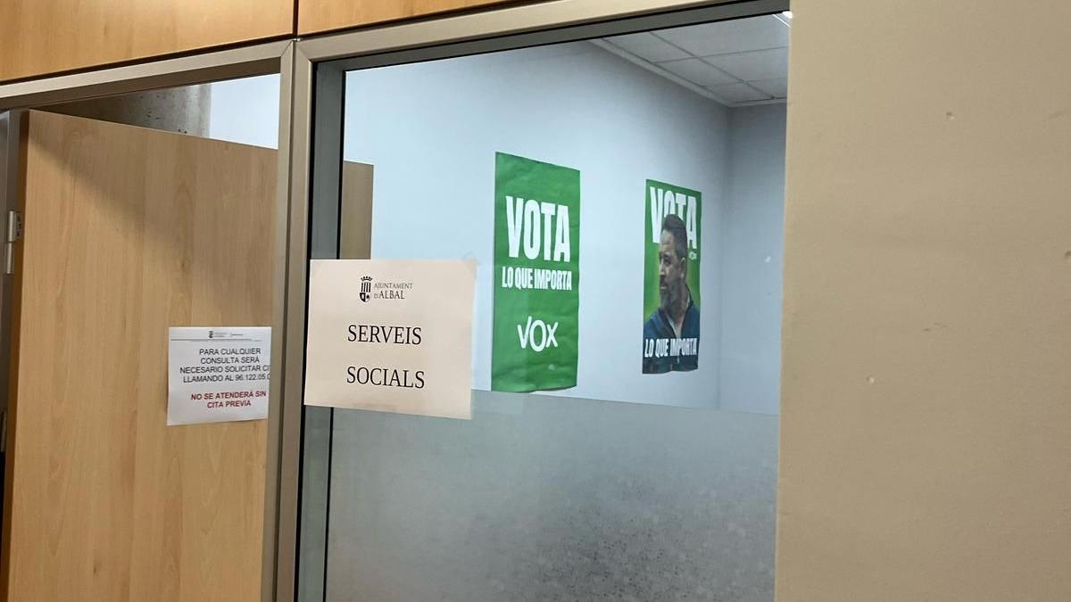 El despacho destinado a Servicios Sociales, el de Vox, en el que permanecen sus carteles.