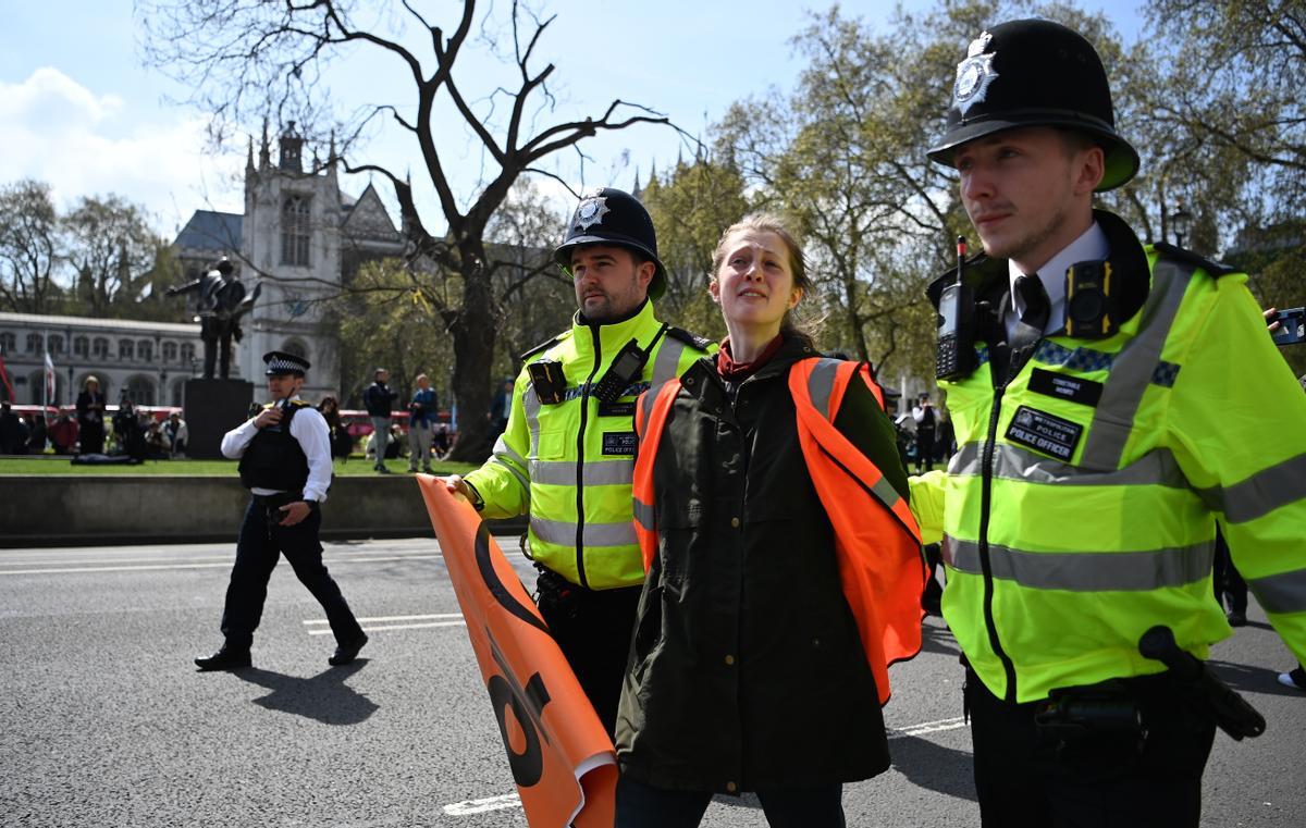 La policía arresta a una manifestante frente a Westminster, este miércoles.