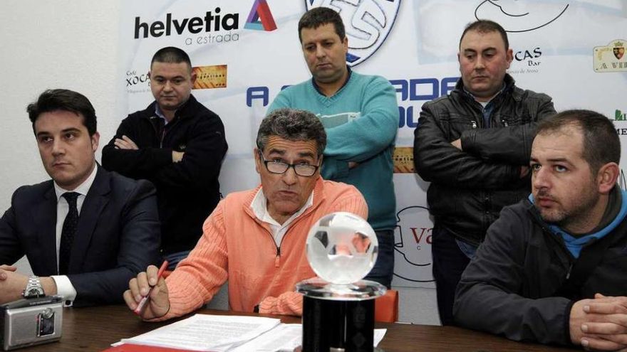 Imagen de la rueda de prensa que ofreció ayer el A Estrada Futsal en su sede. // Bernabé/Javier Lalín