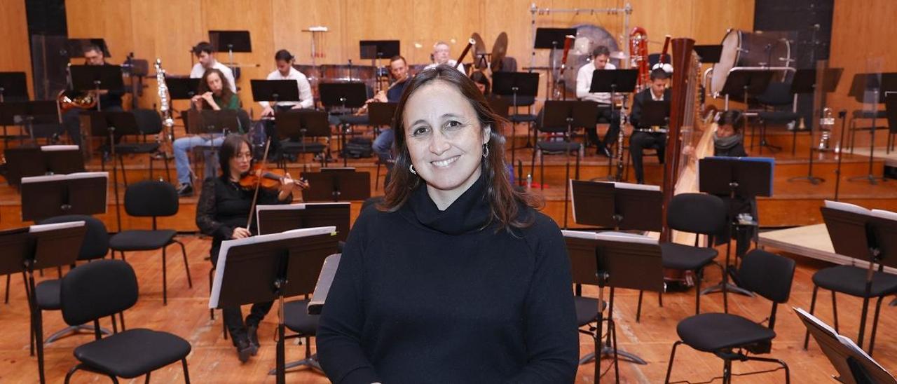 Joana Carneiro, durante un ensayo en el García Barbón junto con la Real Filharmonía de Galicia