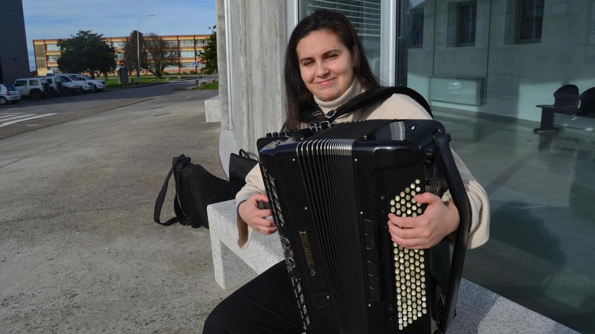 Jorgina Gallego, con su acordeón, en los exteriores del Conservatorio del Occidente