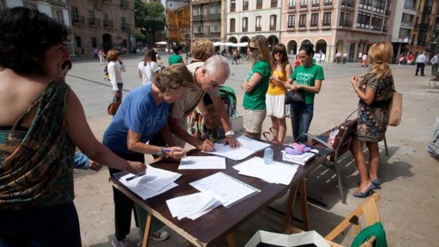 Profesoras de las escuelas infantiles, ayer, en la plaza de España.