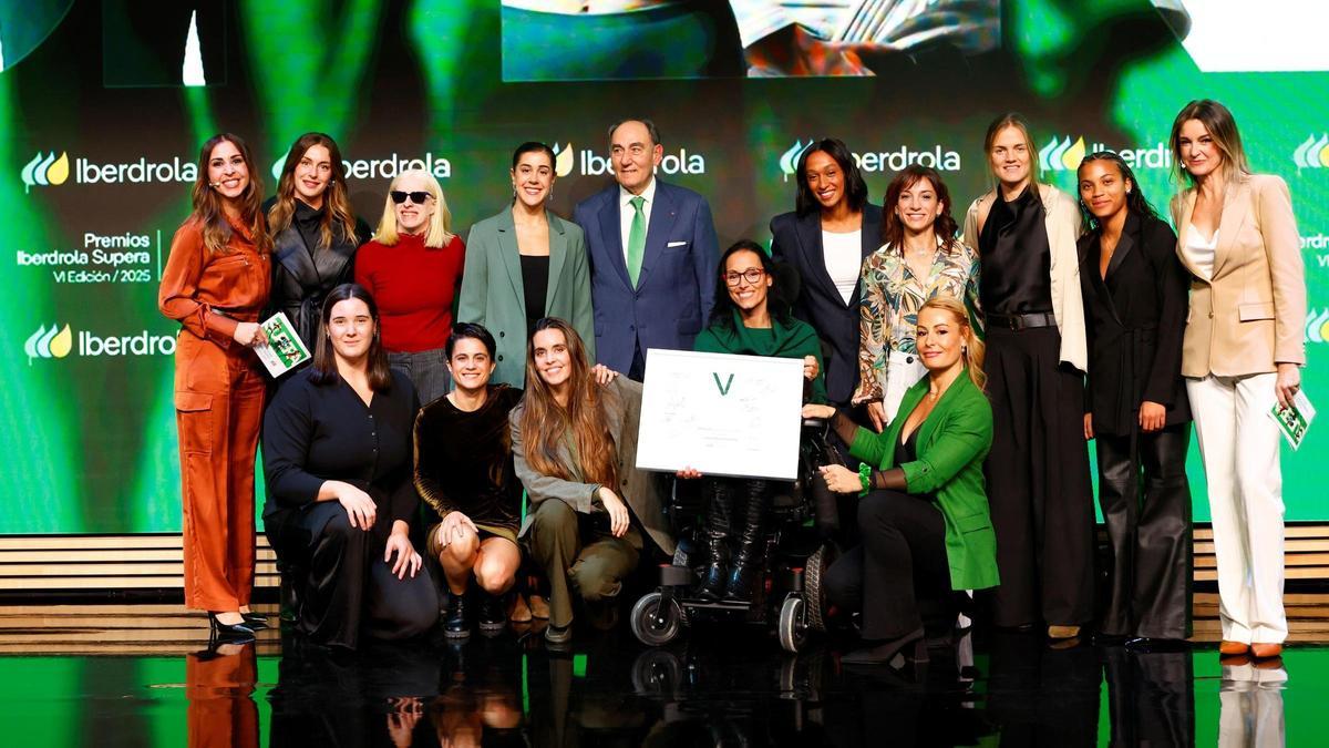 Ignacio Galán junto a las embajadoras de Iberdrola.