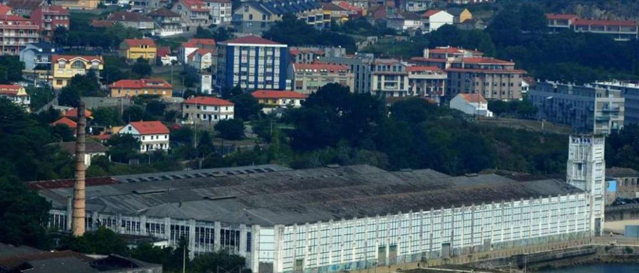 Vista aérea de la antigua conservera de Massó y del nuevo paseo marítimo de O Salgueirón. // Inaki Abella