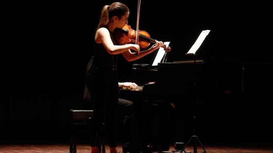 Una solista de violín, durante su actuación en el concierto.