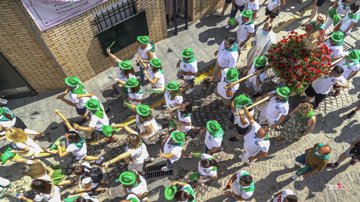 Las peñas acompañan a San Buenaventura durante la procesión del patrón.