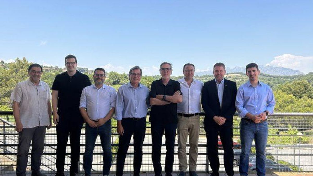 Foto de familia de los alcaldes que asistieron a la '1ª trobada territorial'