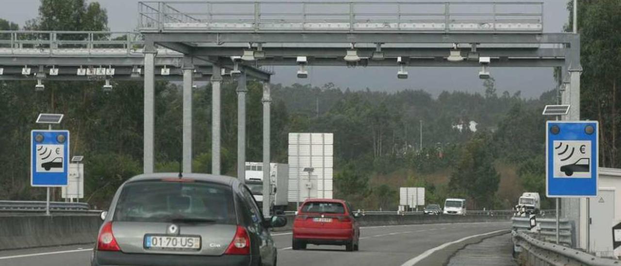 Pórtico de telepeaje situado en la autovía A-28, entre Viana do Castelo y Oporto. // J. D. A.