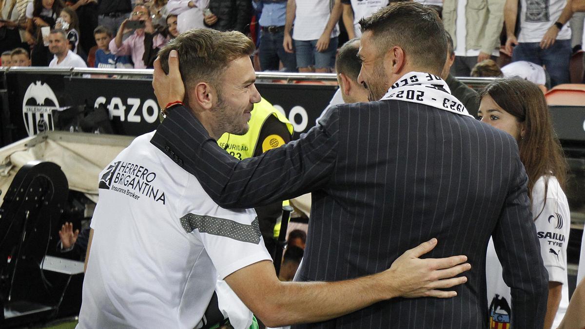 Toni Lato saluda a David Villa en su homenaje en Mestalla