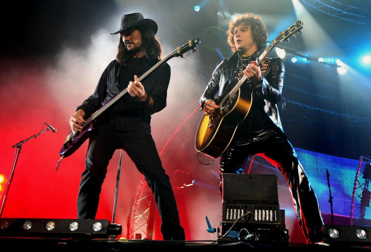 Joaquín Cardiel y Enrique Bunbury, en el concierto que reunió a Héroes del Silencio, en 2007, para una gira única.