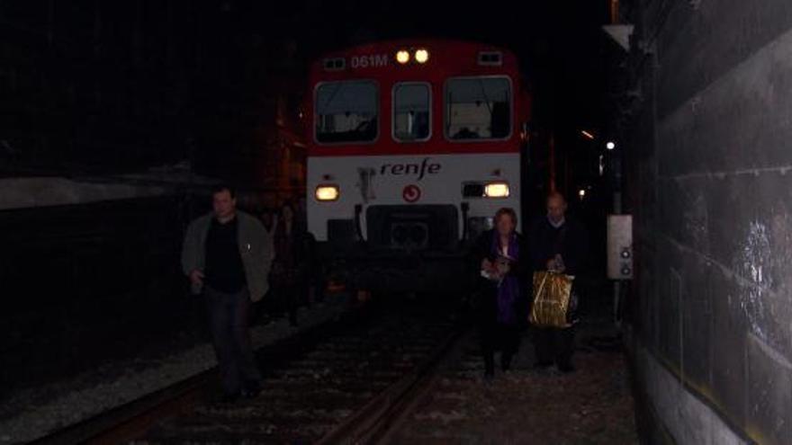 Varios pasajeros caminaron a oscuras por las vías dirección a la estación de Elche, tras arrollar su convoy un objeto cuando viajaban de Murcia a Alicante