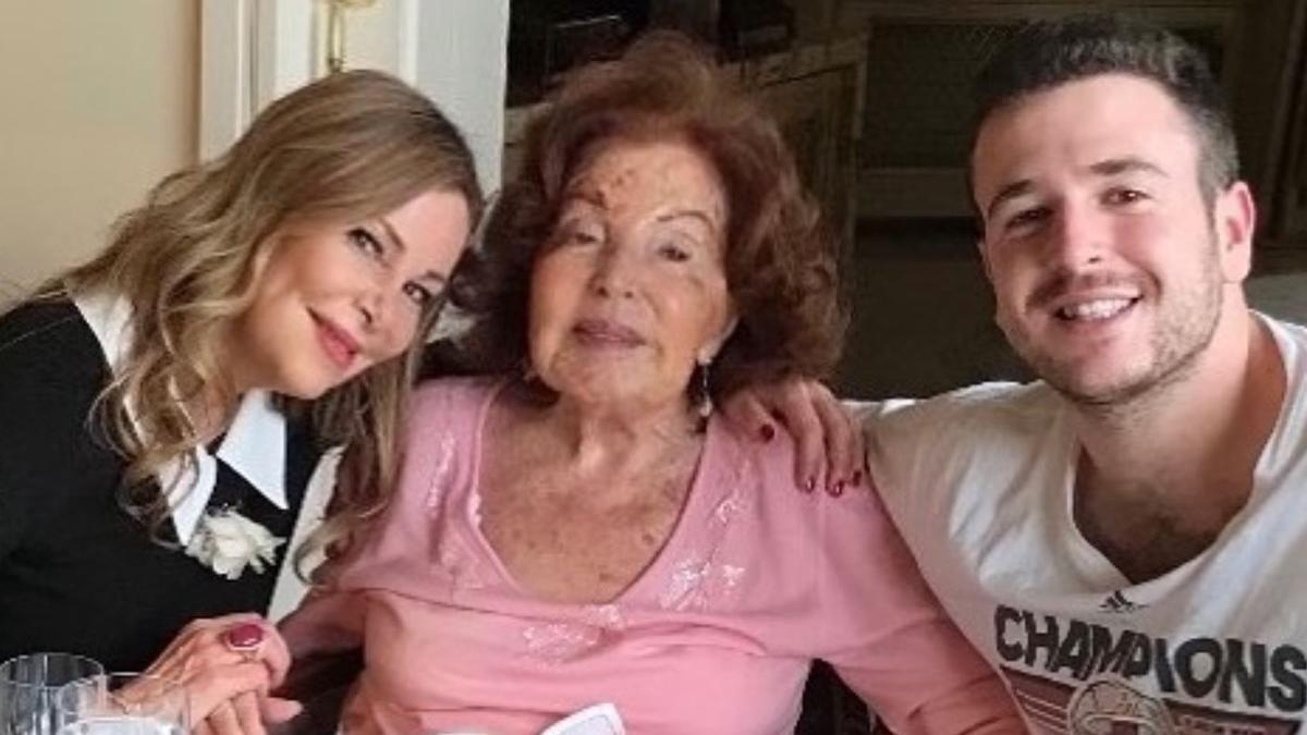 Ana Obregón posa con su madre y con su hijo Ales Lequio