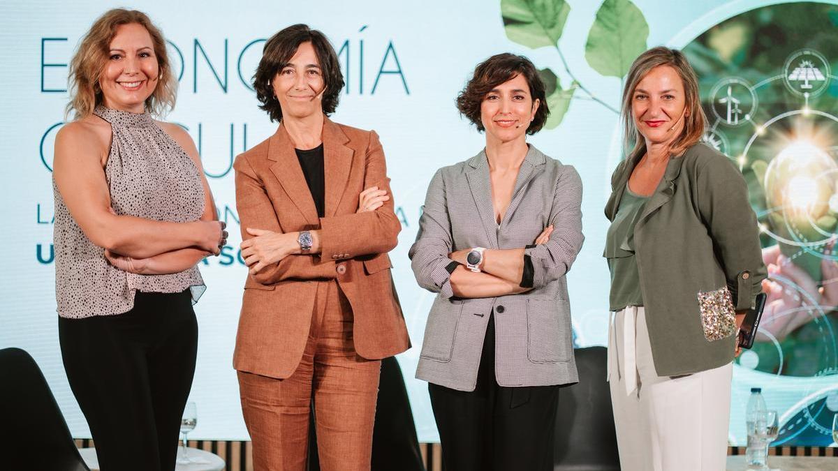 De izquierda a derecha, Mónica Melle (UCM), Begoña de Benito (Ecoembes), Virginia Ocio (Endesa) y la periodista Fátima Iglesias.