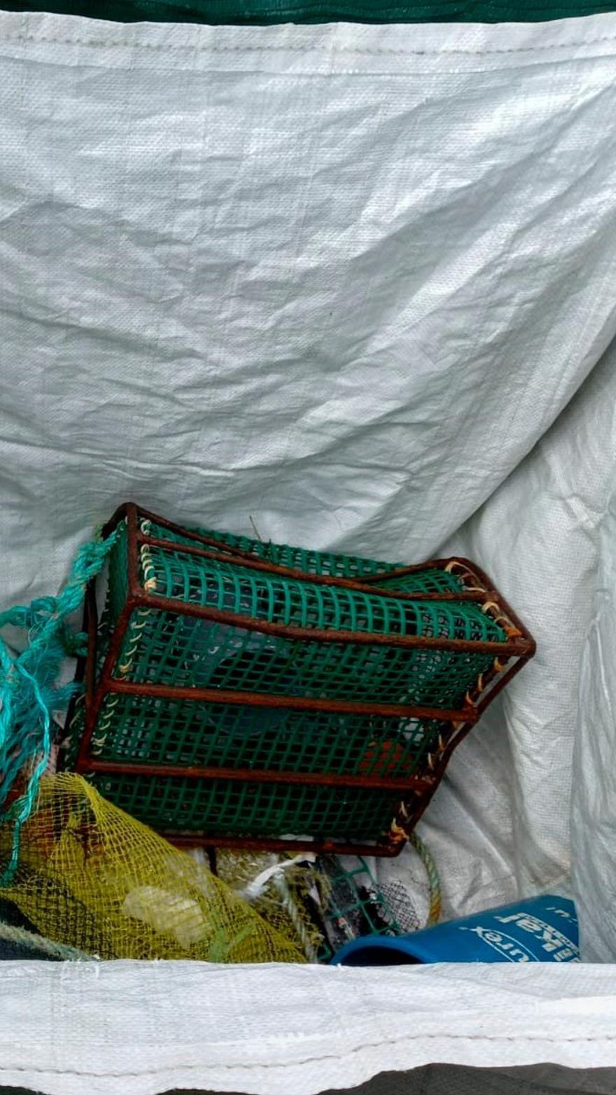 Los viejos útiles de pesca y marisqueo están muy presentes entre la basura.