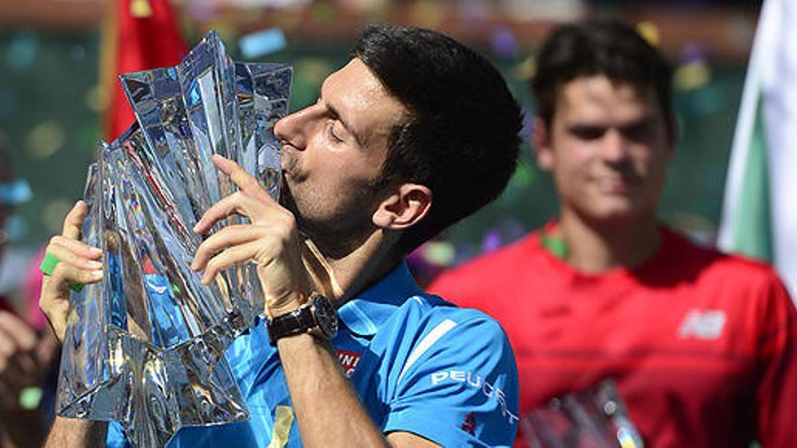 Djokovic besa el trofeo de Indian Wells ante Raonic.