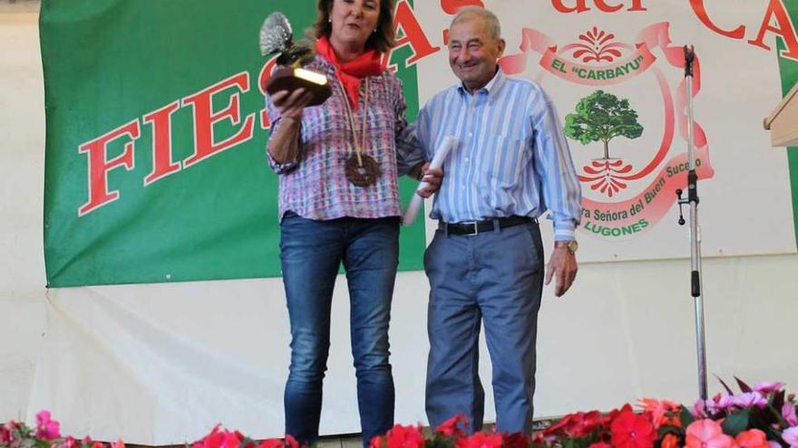 Beatriz Álvarez posando con Manolito &quot;El Pegu&quot; y el urogallo conmemorativo de su pregón.