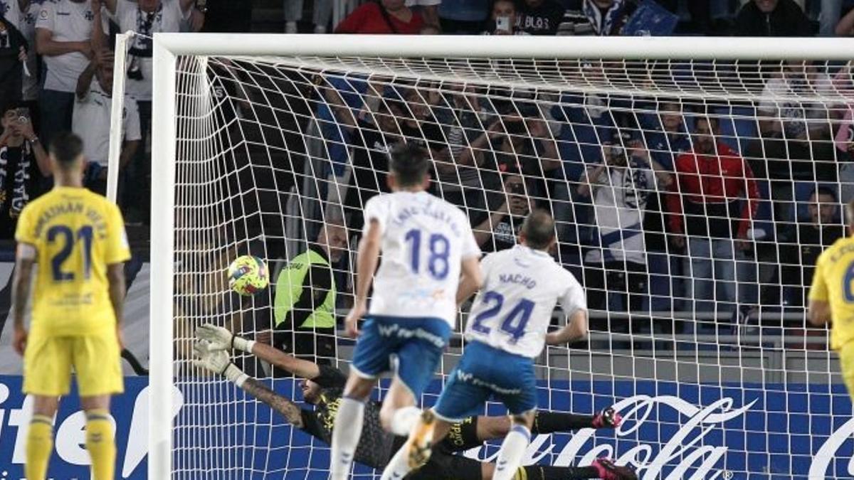 Nacho logra el cuarto tanto del Tenerife, tras superar a Valles.