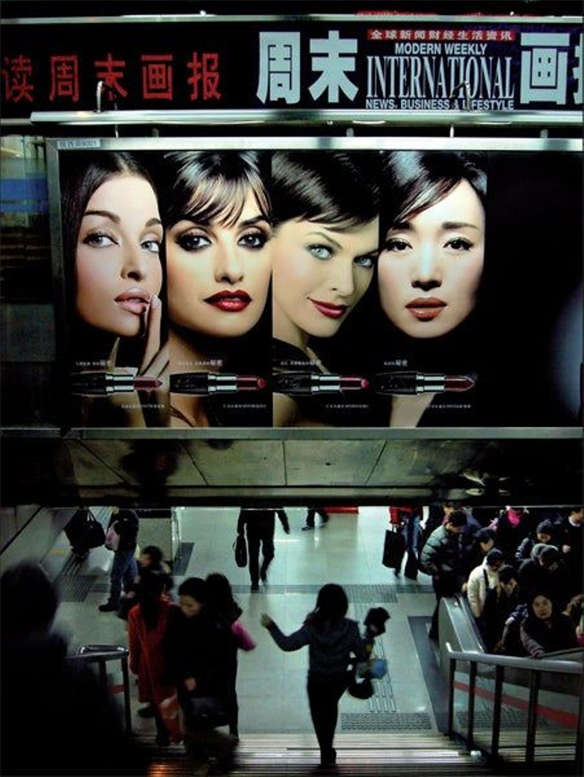 Penélope Cruz y
Linda Evangelista
comparten un cartel
publicitario del
Metro de Shanghai,
la ciudad