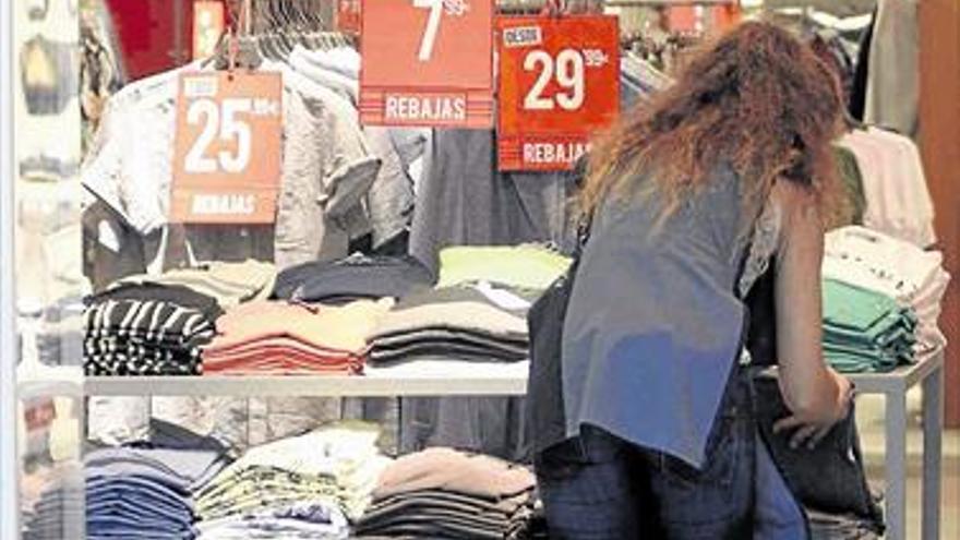 El comercio adelantará las rebajas de verano para animar las ventas