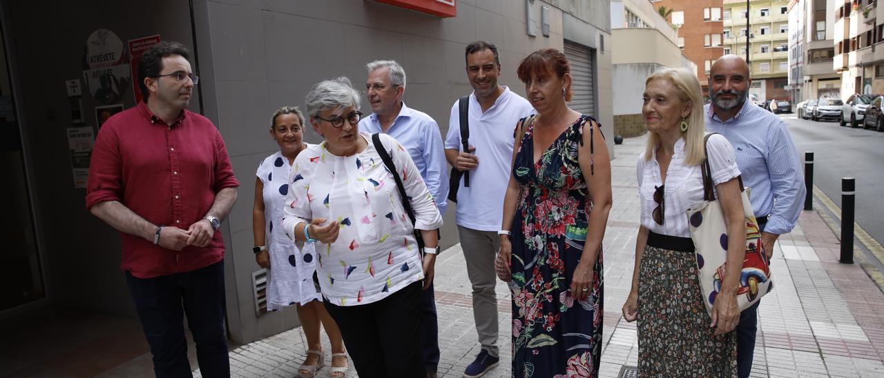 Ana González, arropada por los concejales, por la izquierda, Manuel Ángel Vallina, Carmen Saras, la Alcaldesa, José Luis Fernández, Olmo Ron, Dolores Patón, Salomé Díaz Toral y Santos Tejón.