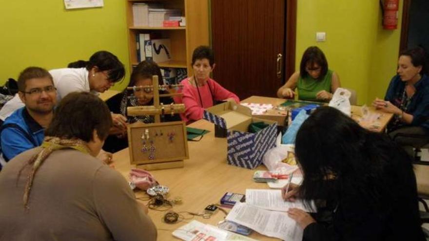 Afectados por dolencias neuromusculares, en un taller de una asociación gallega. / la opinión