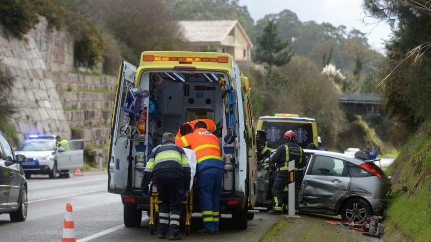 Efectivos sanitarios atienden a heridos en un accidente de tráfico.