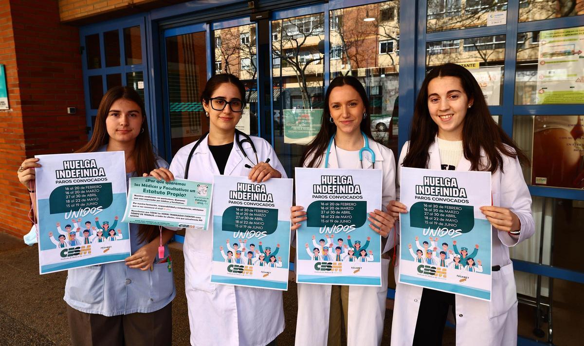 Enide Díaz, Daniela Morlanes, Lucía Tamparillas y Rebeca Suñén protestan a las puertas del centro de salud de La Jota.