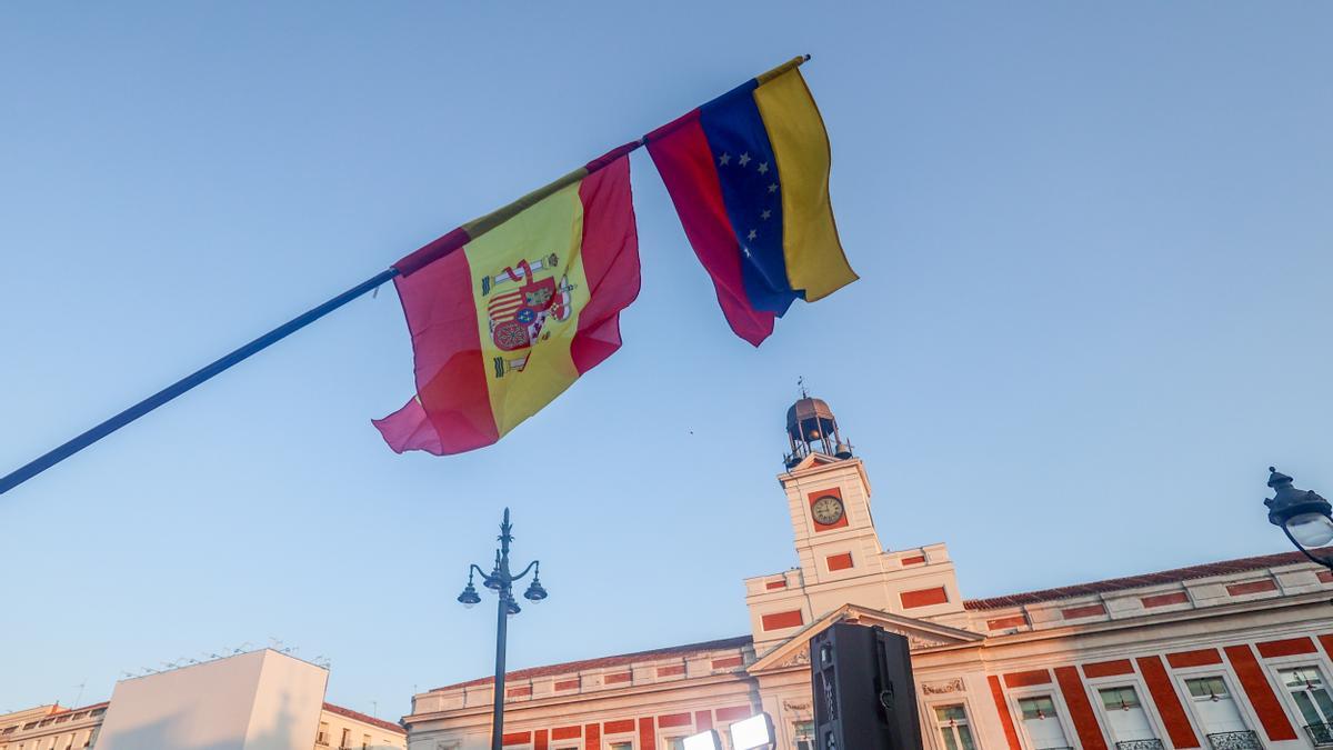 Una bandera venezolana y otra española durante una concentración contra Nicolás Maduro, en la Puerta del Sol.