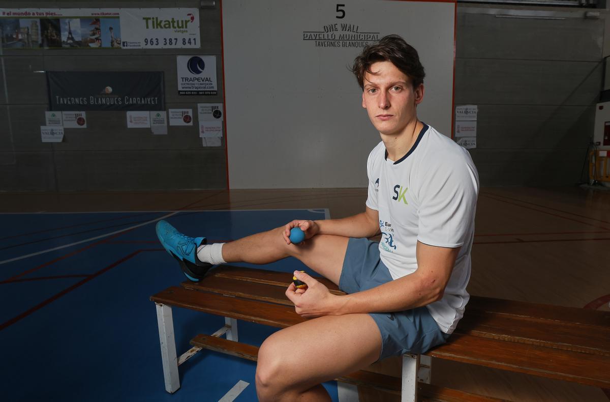 Sacha, en la paret de One Wall del pavelló municipal de Tavernes Blanques