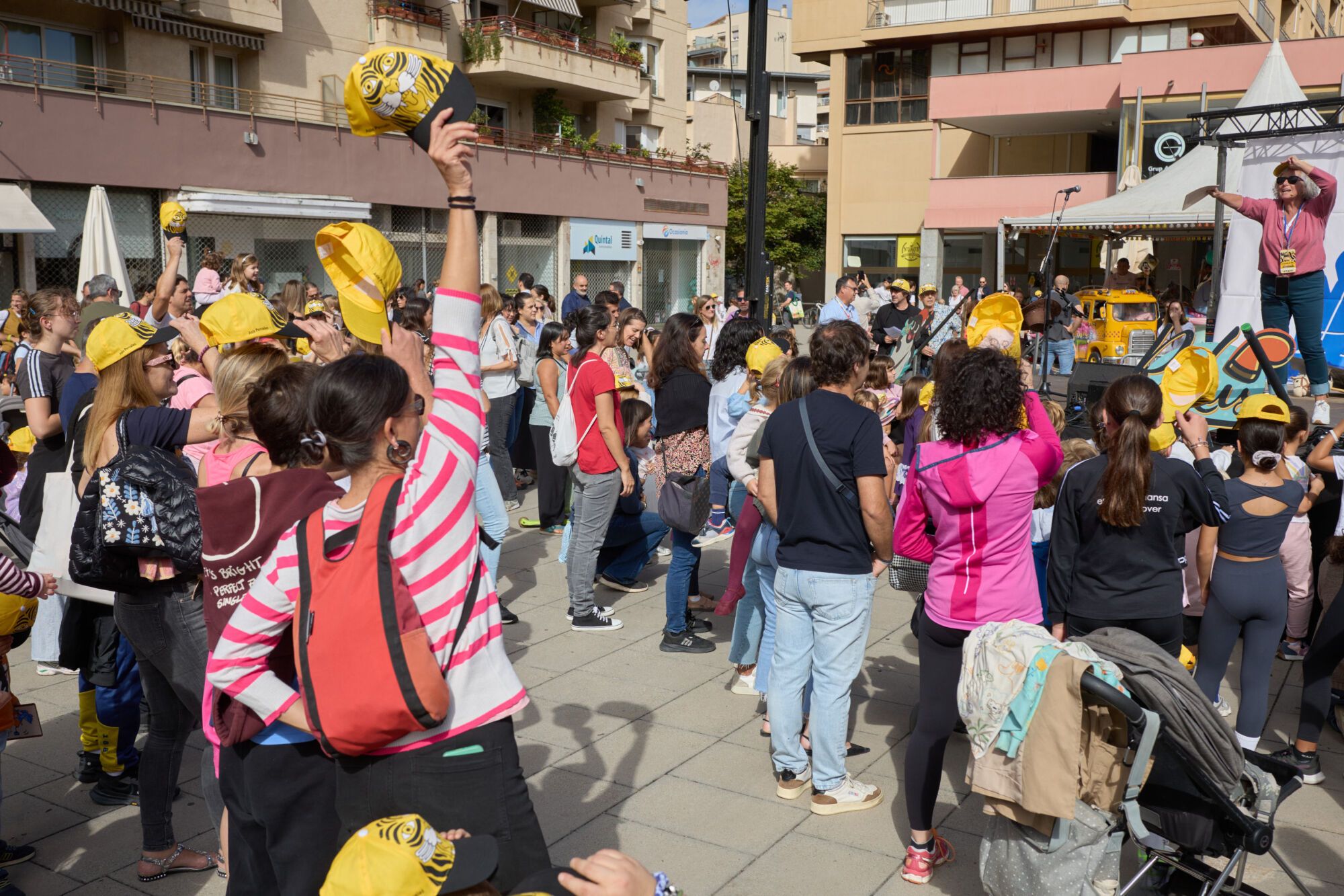 Possat la gorra contra el cancer infantil a la plaça Salvador Espriu de Girona