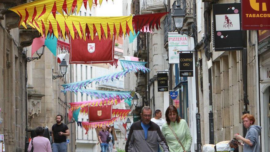 Comienza el decorado callejero para unas fiestas que el PSOE ve “culturalmente pobres”