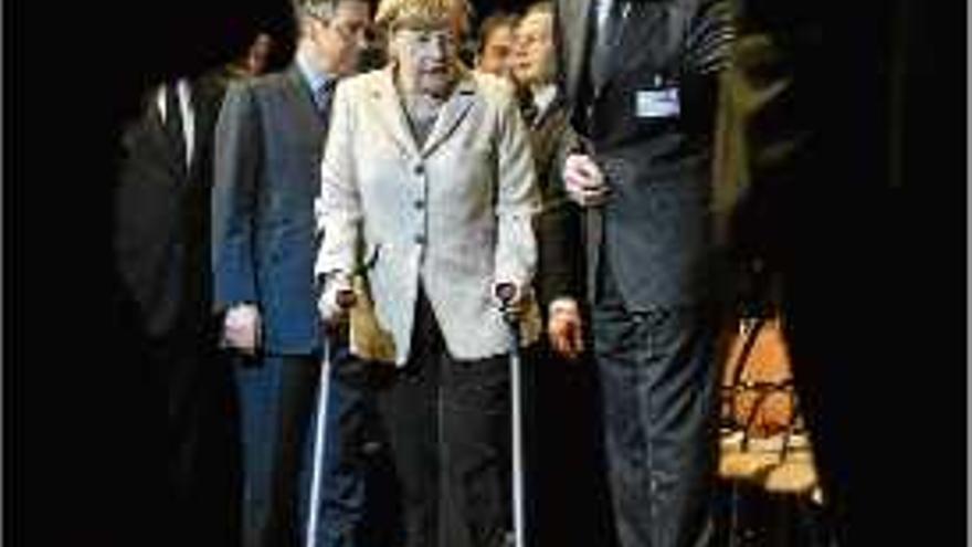 Merkel, en una imatge amb crosses del 2011 després d&#039;una operació.